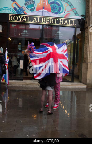 London, UK. 10. September 2016. Konzertbesucher kommen in der Albert Hall als Menschen Europa und britische Flaggen für Konzertbesucher in der Albert Hall vor die letzte Nacht der Proms zu verteilen, die traditionell ein Union Jack winken Event Credit: Amer Ghazzal/Alamy Live-Nachrichten Stockfoto