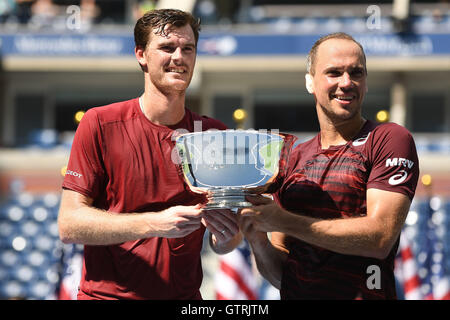 Flushing Meadows, New York, USA. 10. September 2016. US Open Grand Slam Tennis Championships, Herren Doppel Finale. Jamie Murray (GBR) und Bruno Soares (BRA) im Vergleich zu Pablo Carreno Busta (ESP) und Guillermo Garcia-Lopez (ESP). Jamie Murray (GBR) und Bruno Soares (BRA) gewinnen das Finale in 2 Sätzen Credit: Action Plus Sport/Alamy Live News Stockfoto