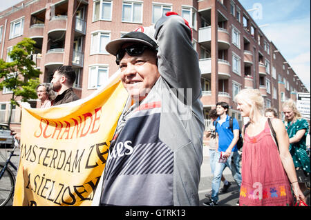 Amsterdam, Niederlande. 10. September 2016. Von der Sklaverei-Denkmal auf dem Oosterpark in Amsterdam marschierten die Demonstration der Bijlmerbajes. Seit dem 1. August werden Flüchtlinge vorübergehend in das alte Bijlmer Gefängnis untergebracht werden. Die Flüchtlinge in der Bijlmerbajes wie die Studenten in der Nähe werden nur vorübergehend untergebracht werden, bis Ende 2017 müssen sie alle verlassen. Die Initiative zu dieser Flüchtlinge für mehr Rechte helfen wird unterstützt durch Anwohner, Migrantenorganisationen und anderen gesellschaftlichen Gruppen Credit: Romy Arroyo Fernandez/Alamy Live News. Stockfoto