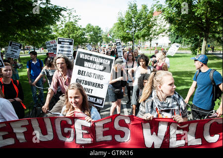 Amsterdam, Niederlande. 10. September 2016. Von der Sklaverei-Denkmal auf dem Oosterpark in Amsterdam marschierten die Demonstration der Bijlmerbajes. Seit dem 1. August werden Flüchtlinge vorübergehend in das alte Bijlmer Gefängnis untergebracht werden. Die Flüchtlinge in der Bijlmerbajes wie die Studenten in der Nähe werden nur vorübergehend untergebracht werden, bis Ende 2017 müssen sie alle verlassen. Die Initiative zu dieser Flüchtlinge für mehr Rechte helfen wird unterstützt durch Anwohner, Migrantenorganisationen und anderen gesellschaftlichen Gruppen Credit: Romy Arroyo Fernandez/Alamy Live News. Stockfoto