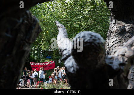 Amsterdam, Niederlande. 10. September 2016. Von der Sklaverei-Denkmal auf dem Oosterpark in Amsterdam marschierten die Demonstration der Bijlmerbajes. Seit dem 1. August werden Flüchtlinge vorübergehend in das alte Bijlmer Gefängnis untergebracht werden. Die Flüchtlinge in der Bijlmerbajes wie die Studenten in der Nähe werden nur vorübergehend untergebracht werden, bis Ende 2017 müssen sie alle verlassen. Die Initiative zu dieser Flüchtlinge für mehr Rechte helfen wird unterstützt durch Anwohner, Migrantenorganisationen und anderen gesellschaftlichen Gruppen Credit: Romy Arroyo Fernandez/Alamy Live News. Stockfoto