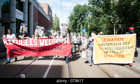 Amsterdam, Niederlande. 10. September 2016. Von der Sklaverei-Denkmal auf dem Oosterpark in Amsterdam marschierten die Demonstration der Bijlmerbajes. Seit dem 1. August werden Flüchtlinge vorübergehend in das alte Bijlmer Gefängnis untergebracht werden. Die Flüchtlinge in der Bijlmerbajes wie die Studenten in der Nähe werden nur vorübergehend untergebracht werden, bis Ende 2017 müssen sie alle verlassen. Die Initiative zu dieser Flüchtlinge für mehr Rechte helfen wird unterstützt durch Anwohner, Migrantenorganisationen und anderen gesellschaftlichen Gruppen Credit: Romy Arroyo Fernandez/Alamy Live News. Stockfoto