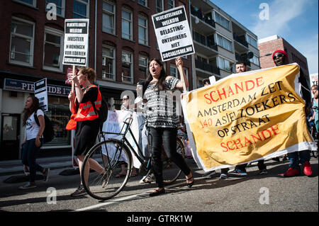 Amsterdam, Niederlande. 10. September 2016. Von der Sklaverei-Denkmal auf dem Oosterpark in Amsterdam marschierten die Demonstration der Bijlmerbajes. Seit dem 1. August werden Flüchtlinge vorübergehend in das alte Bijlmer Gefängnis untergebracht werden. Die Flüchtlinge in der Bijlmerbajes wie die Studenten in der Nähe werden nur vorübergehend untergebracht werden, bis Ende 2017 müssen sie alle verlassen. Die Initiative zu dieser Flüchtlinge für mehr Rechte helfen wird unterstützt durch Anwohner, Migrantenorganisationen und anderen gesellschaftlichen Gruppen Credit: Romy Arroyo Fernandez/Alamy Live News. Stockfoto