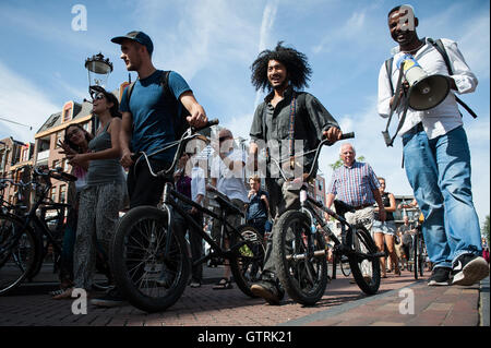 Amsterdam, Niederlande. 10. September 2016. Von der Sklaverei-Denkmal auf dem Oosterpark in Amsterdam marschierten die Demonstration der Bijlmerbajes. Seit dem 1. August werden Flüchtlinge vorübergehend in das alte Bijlmer Gefängnis untergebracht werden. Die Flüchtlinge in der Bijlmerbajes wie die Studenten in der Nähe werden nur vorübergehend untergebracht werden, bis Ende 2017 müssen sie alle verlassen. Die Initiative zu dieser Flüchtlinge für mehr Rechte helfen wird unterstützt durch Anwohner, Migrantenorganisationen und anderen gesellschaftlichen Gruppen Credit: Romy Arroyo Fernandez/Alamy Live News. Stockfoto