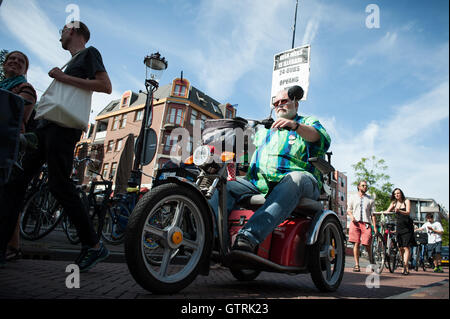 Amsterdam, Niederlande. 10. September 2016. Von der Sklaverei-Denkmal auf dem Oosterpark in Amsterdam marschierten die Demonstration der Bijlmerbajes. Seit dem 1. August werden Flüchtlinge vorübergehend in das alte Bijlmer Gefängnis untergebracht werden. Die Flüchtlinge in der Bijlmerbajes wie die Studenten in der Nähe werden nur vorübergehend untergebracht werden, bis Ende 2017 müssen sie alle verlassen. Die Initiative zu dieser Flüchtlinge für mehr Rechte helfen wird unterstützt durch Anwohner, Migrantenorganisationen und anderen gesellschaftlichen Gruppen Credit: Romy Arroyo Fernandez/Alamy Live News. Stockfoto