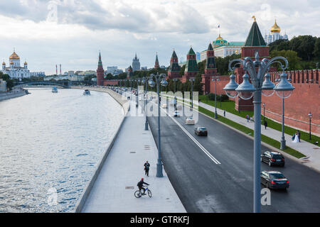 Moskau, Russland. Samstag, 10. September 2016. Jährliche zweitägige Festival der Stadttag ist im Gange, in Moskau, Russland. Menschen können eine Tour auf dem Moskau-Fluss an Bord des Freizeit-Boot oder zu Fuß entlang renovierten Kreml oder Sophia Böschungen nehmen. Bildnachweis: Alex Bilder/Alamy Live-Nachrichten Stockfoto