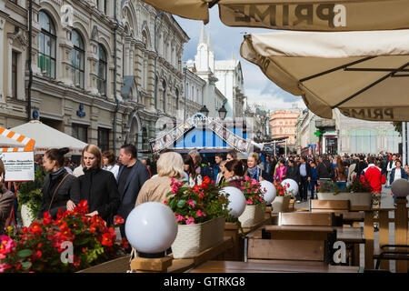 Moskau, Russland. Samstag, 10. September 2016. Jährliche zweitägige Festival der Stadttag ist im Gange, in Moskau, Russland. Moskau feiert in diesem Jahr 869th Geburtstag. Nicht identifizierte Personen auf dekorierten Nikolskaja-Straße. Bildnachweis: Alex Bilder/Alamy Live-Nachrichten Stockfoto