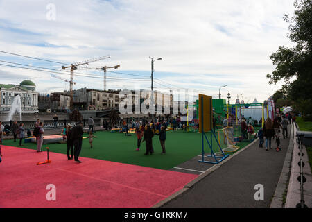 Moskau, Russland. Samstag, 10. September 2016. Jährliche zweitägige Festival der Stadttag ist im Gange, in Moskau, Russland. Moskau feiert in diesem Jahr 869th Geburtstag. Straße von dem Bolotnaja-Platz umgebaut Kinderspielplatz. Neue Gebäude der Tretjakow-Galerie Fine Arts befindet sich im Aufbau im Hintergrund. Bildnachweis: Alex Bilder/Alamy Live-Nachrichten Stockfoto