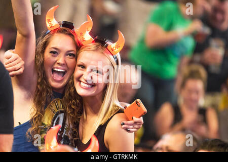 Auburn Hills, Michigan, USA. 9. September 2016. FANS lieben die AC/DC Rock oder Büste World Tour im Palace of Auburn Hills in Auburn Hills, Michigan am 9. September 2016 © Marc Nader/ZUMA Draht/Alamy Live News Stockfoto