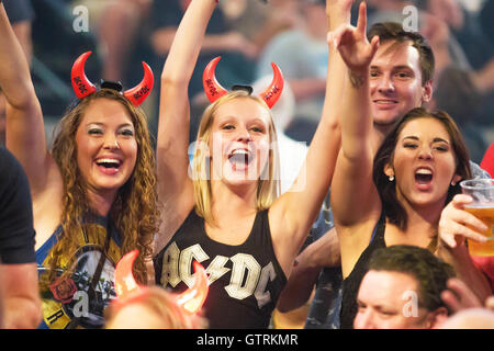 Auburn Hills, Michigan, USA. 9. September 2016. FANS lieben die AC/DC Rock oder Büste World Tour im Palace of Auburn Hills in Auburn Hills, Michigan am 9. September 2016 © Marc Nader/ZUMA Draht/Alamy Live News Stockfoto