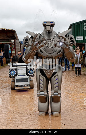 Westen Woodlands Showground, Somerset, UK.10th Sept, 2016.Standing über zwei Meter hohen Titan The Robot unterhält das Publikum auf eine sehr nassen Frome Agricultural & Käse Show in den Westen Woodlands Showground, Somerset, Vereinigtes Königreich, 10. September 2016-Kredit: Andrew Harker/Alamy Live News Stockfoto