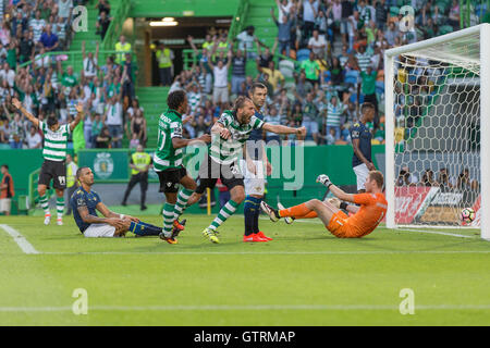 10. September 2016. Lissabon, Portugal. Sporting Niederländisch weiterleiten Bas Dost (28) feiert nach ein Tor, während das Spiel Vs Sporting CP Moreirense FC Credit: Alexandre de Sousa/Alamy Live News Stockfoto