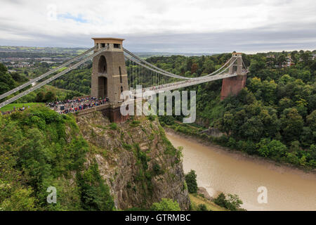 Bristol, UK. 10. September 2016. Tour durch Großbritannien 2016 - Etappe 7 b: Bristol. Radfahrer zu durchqueren die Clifton Suspension Bridge während der 90 km langen Etappe mit 6 15 km Runden auf einer Rennstrecke in Bristol. Die Bühne wurde von Rohan Dennis (BMC) gewonnen. Bildnachweis: Clive Jones/Alamy Live-Nachrichten Stockfoto