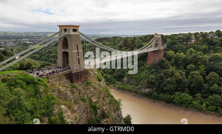 Bristol, UK. 10. September 2016. Tour durch Großbritannien 2016 - Etappe 7 b: Bristol. Radfahrer zu durchqueren die Clifton Suspension Bridge während der 90 km langen Etappe mit 6 15 km Runden auf einer Rennstrecke in Bristol. Die Bühne wurde von Rohan Dennis (BMC) gewonnen. Bildnachweis: Clive Jones/Alamy Live-Nachrichten Stockfoto