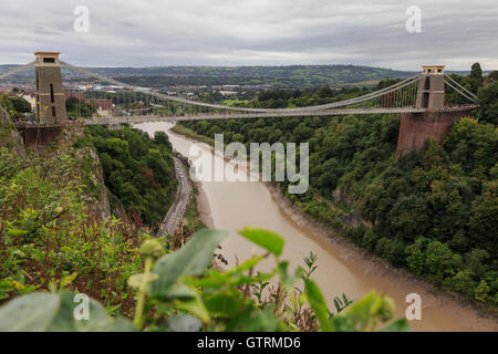 Bristol, UK. 10. September 2016. Tour durch Großbritannien 2016 - Etappe 7 b: Bristol. Radfahrer passieren unter die Clifton Suspension Bridge während der 90 km langen Etappe mit 6 15 km Runden auf einer Rennstrecke in Bristol. Die Bühne wurde von Rohan Dennis (BMC) gewonnen. Bildnachweis: Clive Jones/Alamy Live-Nachrichten Stockfoto