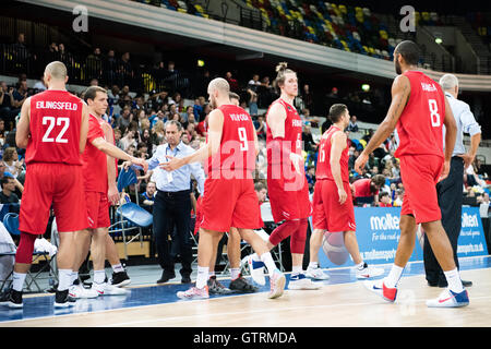 London, UK, 10. September 2016. GB-Männer gegen Ungarn. Ungarns Janos Eilingsfeld (22), David Vojvoda (09), Akos (Keller (06) und Adam Hanga (08) nehmen eine Auszeit.  Bildnachweis: Pmgimaging/Alamy Live-Nachrichten Stockfoto