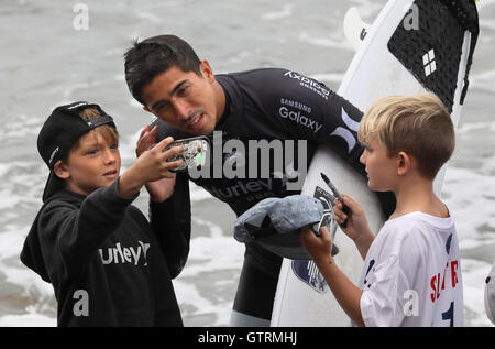 San Clemente, Kalifornien, USA. 10. September 2016. Junge Fans grüßen pro Surfer MIGUEL PUPO, Brasiliens, nach seinem Heat am Hurley Pro Trestles Surf Contest am Trestles Surfspot in der Nähe von San Clemente, Kalifornien. Wenn auch in französischen Surfer MICHEL BOUREZ verlor er seine Hitze. Foto von Charlie Neuman Credit: Charlie Neuman/ZUMA Draht/Alamy Live-Nachrichten Stockfoto