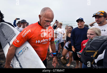 San Clemente, Kalifornien, USA. 10. September 2016. Surf-Legende KELLY SLATER macht seinen Weg durch die Menge nach Beendigung seiner Hitze am Hurley Pro Trestles Surf Contest am Trestles Surfspot in der Nähe von San Clemente, Kalifornien. Er besiegte leicht JACK FREESTONE, von Australien, um die Wärme zu gewinnen. Foto von Charlie Neuman Credit: Charlie Neuman/ZUMA Draht/Alamy Live-Nachrichten Stockfoto