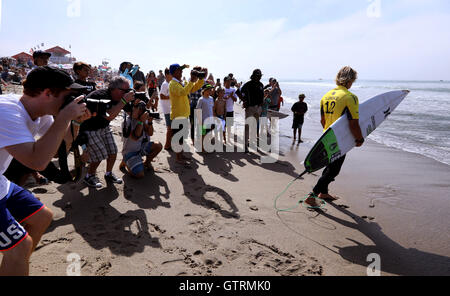 San Clemente, Kalifornien, USA. 10. September 2016. Fans und Kameras folgen als pro Surfer JOHN JOHN FLORENCE, Hawaii, macht seinen Weg zum Wasser für seine Wärme an die Hurley Pro Trestles surf Contest am Trestles Surfspot in der Nähe von San Clemente, Kalifornien. Foto von Charlie Neuman Credit: Charlie Neuman/ZUMA Draht/Alamy Live-Nachrichten Stockfoto