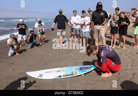 San Clemente, Kalifornien, USA. 10. September 2016. Fans und Kameras beobachten, wie pro Surfer BRETT SIMPSON, Huntington Beach, Kalifornien, bereitet sich auf das Wasser für seine Wärme am Hurley Pro Trestles Surf Contest am Trestles Surfspot in der Nähe von San Clemente, Kalifornien zu geben. Foto von Charlie Neuman Credit: Charlie Neuman/ZUMA Draht/Alamy Live-Nachrichten Stockfoto