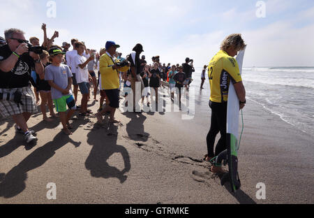 San Clemente, Kalifornien, USA. 10. September 2016. Fans und Kameras Folgen pro Surfer JOHN JOHN FLORENCE, Hawaii, bereitet sich auf das Wasser für seine Wärme am Hurley Pro Trestles Surf Contest am Trestles Surfspot in der Nähe von San Clemente, Kalifornien zu geben. Foto von Charlie Neuman Credit: Charlie Neuman/ZUMA Draht/Alamy Live-Nachrichten Stockfoto