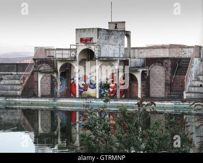 Image Datei: Grange-Over Sands, Cumbria, Vereinigtes Königreich, 9. April 2016.          Der Lido-Renaissance-Gruppe sind auf der Suche bei der Auferstehung der 1930er Jahre Art Deco Grange-über-Sande Lido, The Lido ist einer der 77 Projekte, die von den Regierungen £3 m Revival Fonds profitiert die Gruppe suchen bei Verleih Consultants ein Optionen-Gutachten für die Salzwasser-Pool vorbereiten die Ausschreibung soll in naher Zukunft zurückgegeben werden und die ausgewählten Berater werden in Absprache mit lokalen Stakeholdern vor South Lakeland District Council mit dort bevorzugte Option zusammen mit einer bu Stockfoto