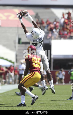 Los Angeles, Kalifornien, USA. 10. September 2016. 10. September 2016: Utah State Aggies Sicherheit Jontrell Rocquemore (27) macht eine Interception vor gezielten Empfänger USC Trojans Wide Receiver Deontay Burnett (80) in das Spiel zwischen der Utah State Aggies und die USC Trojans, das Kolosseum in Los Angeles, CA. Peter Joneleit / Zuma Wire Service © Peter Joneleit/ZUMA Wire/Alamy Live News Stockfoto