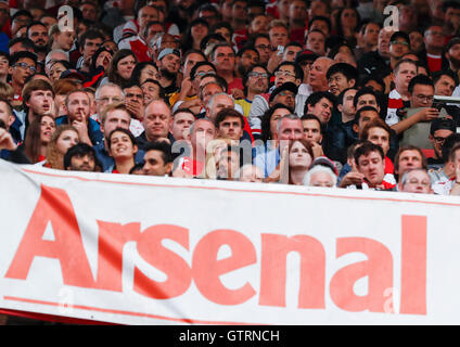 London, UK. 10. September 2016. Arsenal-Fans sind zu sehen auf der Tribüne während der 2016/2017 Premier League-Spiel zwischen Arsenal und Southampton im Emirates Stadium in London, Großbritannien am 10. September 2016. Arsenal 2: 1 gewonnen. © Han Yan/Xinhua/Alamy Live-Nachrichten Stockfoto