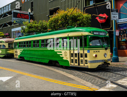 Elektrotrolley auf Embarcadero in San Francisco Fishermans Wharf Stockfoto