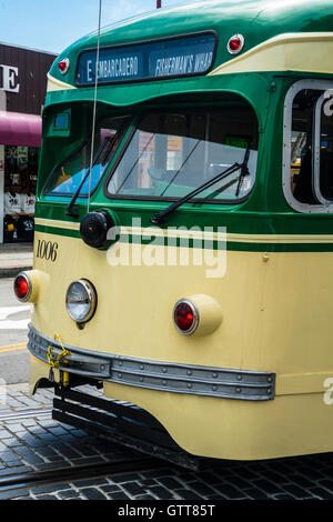 Elektrotrolley auf Embarcadero in San Francisco Fishermans Wharf Stockfoto