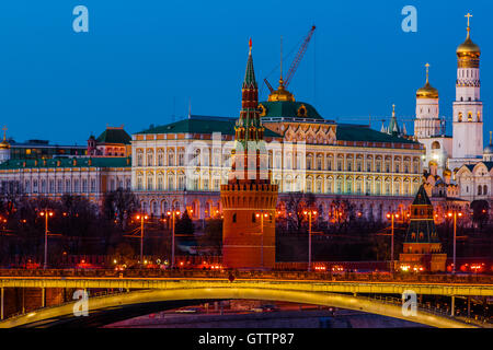 Vodovzvodnaya (Wasserpumpen) Turm des Moskauer Kreml, großer Kreml Palast, Ivan der große Glockenturm am Abend März 2016 Stockfoto