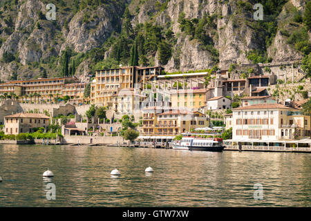 Gardasee, Italien - 29. Juni 2016: Limone Sul Garda ist eine Stadt in der Lombardei (Italien), am westlichen Ufer des Gardasees. Stockfoto