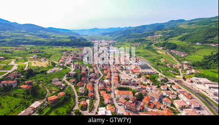 Luftaufnahme des Alpone Tal in der Nähe der Stadt San Giovanni Ilarione, Italien. Stockfoto