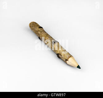 Holz Bleistift mit grünen Blatt weißen Hintergrund Stockfoto