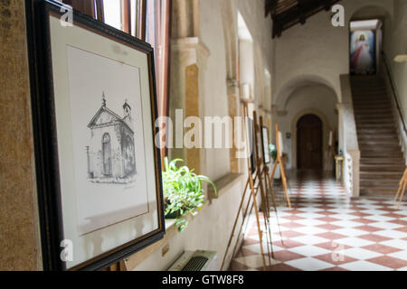 Villanova, Italien - 7. September 2014: Alessio Pegoraro, ein zeitgenössischer Maler aus Verona, stellt seine Werke in der Romanik Stockfoto