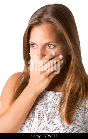 Nahaufnahme einer betroffenen Frau über den Mund, isoliert in weiß Stockfoto