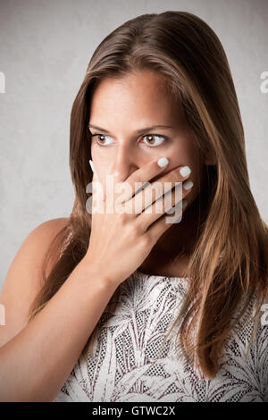 Nahaufnahme einer betroffenen Frau über den Mund in eine düstere Stimmung Stockfoto