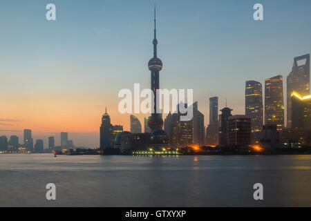 Skyline von Shanghai, China am Huangpu River in Shanghai, China Stockfoto