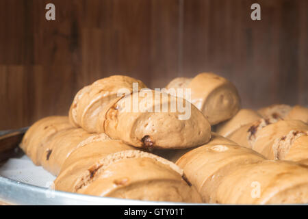 Chinesische gedämpfte Brötchen oder Mantou im Bambuskorb in chinesische Lebensmittel-Markt, China Stockfoto