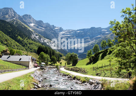 ein Weg zum Cirque de Gavarnie, Hautes-Pyrénées, Frankreich Stockfoto