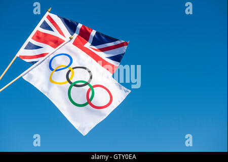 RIO DE JANEIRO - 27. März 2016: Olympiasieger und britische Flaggen flattern im strahlend blauen Himmel. Stockfoto