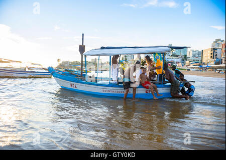 SALVADOR, Brasilien - 20. Februar 2016: Zelebranten am Festival Yemanja nehmen traditionelle Boot in Rio Vermelho. Stockfoto