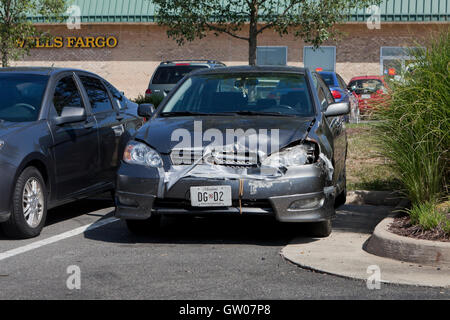 Frontale Unfallschäden des japanischen Kleinwagen - USA Stockfoto