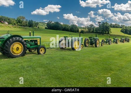 Eine Reihe von antiken Traktoren auf dem Display auf einem Bauernhof im südlichen New Hampshire (NH), USA. Stockfoto