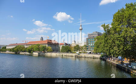 Beautiul Blick auf Spree und Fernsehturm Stockfoto