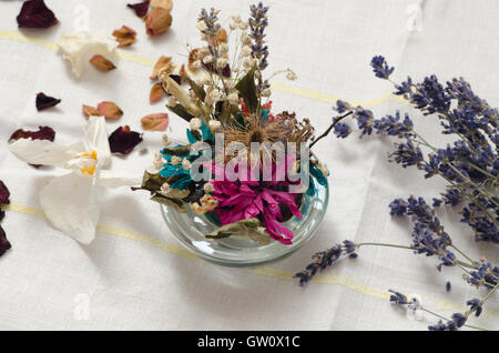 Closeup, getrocknete Blumen auf Tisch Stockfoto