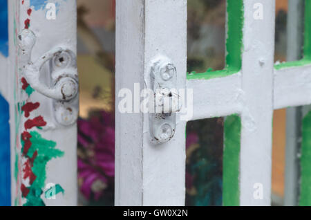 Nahaufnahme zum Öffnen der Tür im Puppenhaus Stockfoto