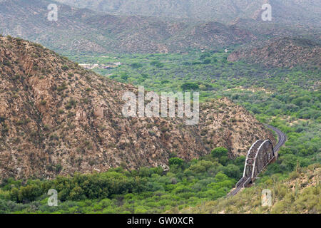 Eisenbahnschienen, die Überquerung des Flusses Gila. Gila-River-Canyon, Arizona Stockfoto