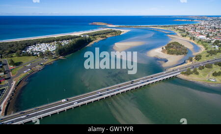 Luftaufnahme der Brücke bei Windang nahe der Mündung des Lake Illawarra - Windang in der Illawarra Region New South Wales, Australien. Stockfoto