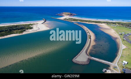 Luftaufnahme der Mündung des Lake Illawarra - Windang in der Illawarra Region New South Wales, Australien. Stockfoto